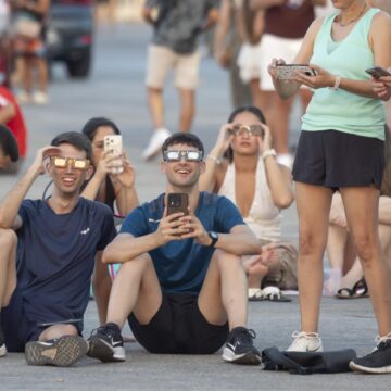 VA3476-eclipse-solar-torrevieja-cola-gafas.jpg Cientos de personas hacen cola para comprar gafas homologadas para el eclipse solar en Torrevieja