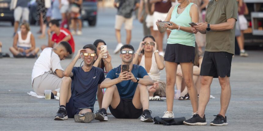 VA3476-eclipse-solar-torrevieja-cola-gafas.jpg Cientos de personas hacen cola para comprar gafas homologadas para el eclipse solar en Torrevieja
