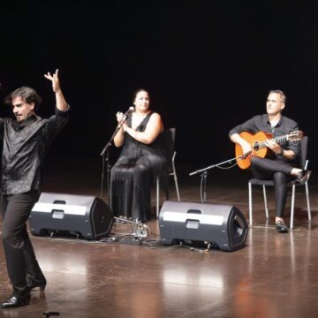 VA3477-copla-flamenco-casa-andalucia-torrevieja.jpg Álvaro Montes, Paola Almodóvar y Fran Serrano durante la gala de copla y flamenco celebrada en Torrevieja.