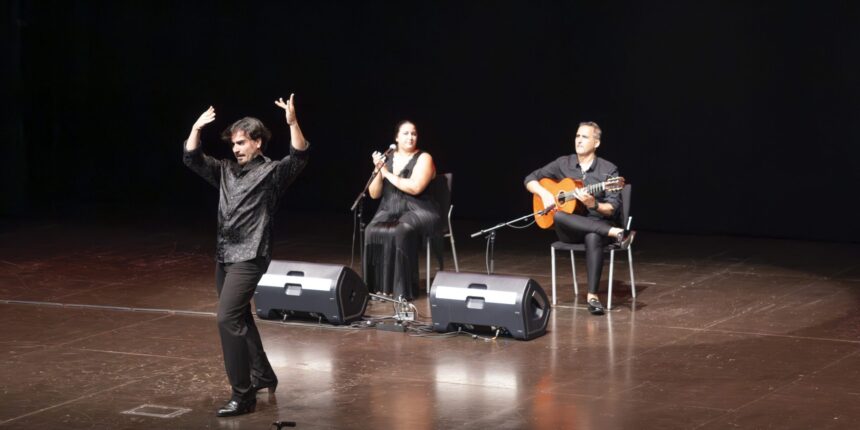 VA3477-copla-flamenco-casa-andalucia-torrevieja.jpg Álvaro Montes, Paola Almodóvar y Fran Serrano durante la gala de copla y flamenco celebrada en Torrevieja.