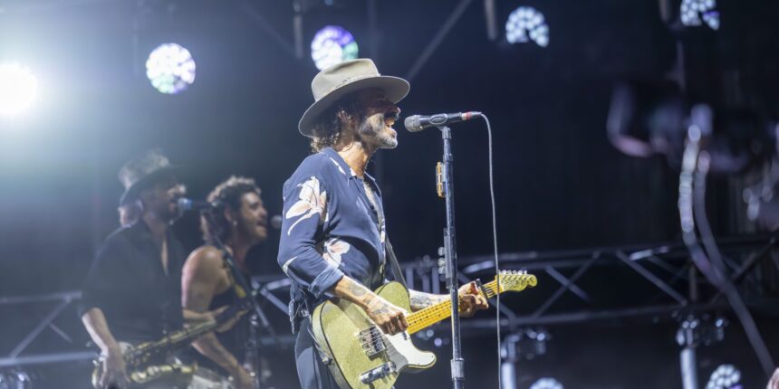 Leiva durante el concierto que cerró Brilla Torrevieja 2026 ante 15.000 personas en el Parque Antonio Soria.