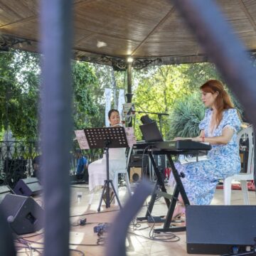 VA3477-casa-abierta-torrevieja-cultura-solidaridad.jpg Público y artistas durante la segunda edición de Casa Abierta celebrada en el Parque Doña Sinforosa de Torrevieja.