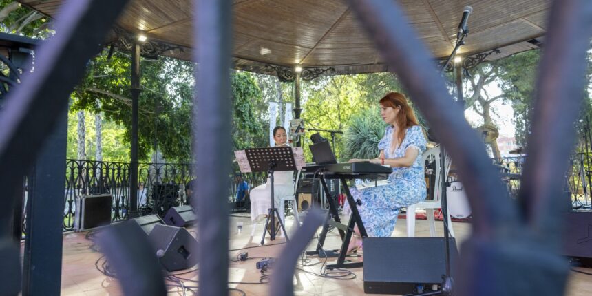 VA3477-casa-abierta-torrevieja-cultura-solidaridad.jpg Público y artistas durante la segunda edición de Casa Abierta celebrada en el Parque Doña Sinforosa de Torrevieja.