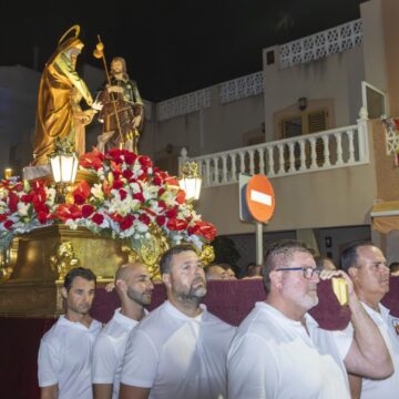 Procesión de San Roque y Santa Ana durante las fiestas patronales del Barrio de San Roque de Torrevieja.