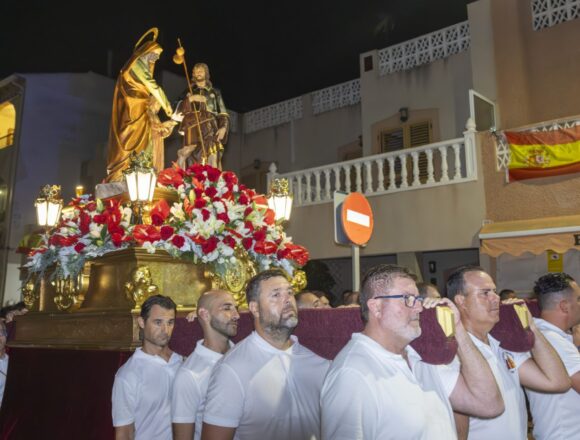 Procesión de San Roque y Santa Ana durante las fiestas patronales del Barrio de San Roque de Torrevieja.