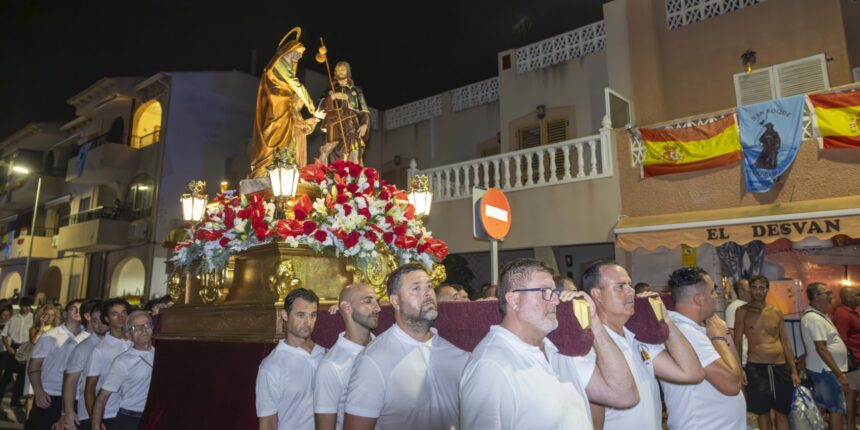 Procesión de San Roque y Santa Ana durante las fiestas patronales del Barrio de San Roque de Torrevieja.