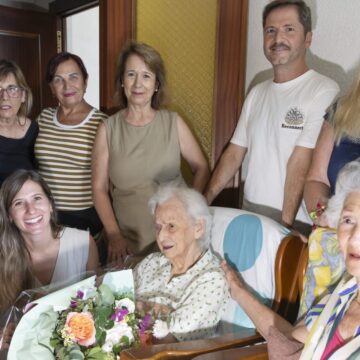 VA3475-maria-carmen-hernandez-centenario-torrevieja.jpg María del Carmen Hernández acompañada por familiares y representantes municipales con motivo de su 100 cumpleaños en Torrevieja