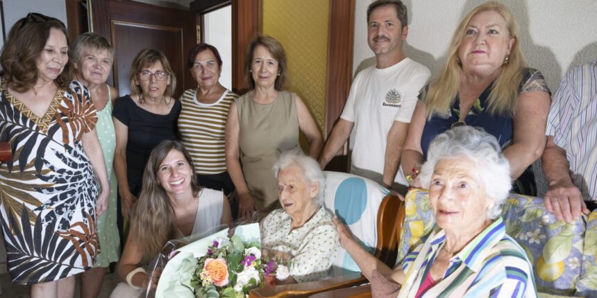 VA3475-maria-carmen-hernandez-centenario-torrevieja.jpg María del Carmen Hernández acompañada por familiares y representantes municipales con motivo de su 100 cumpleaños en Torrevieja
