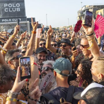 Ambiente nocturno y escenario del Low Festival 2026 en Torrevieja
