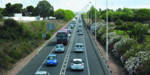 Tráfico en la carretera N-332 a su paso por Torrevieja, cuyo desdoblamiento reclaman PSOE y Sueña Torrevieja.