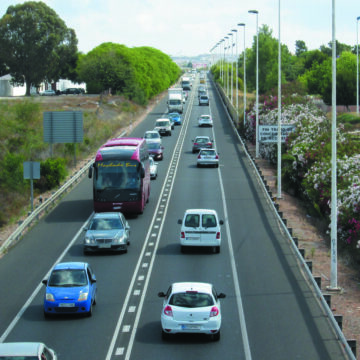 Tráfico en la carretera N-332 a su paso por Torrevieja, cuyo desdoblamiento reclaman PSOE y Sueña Torrevieja.