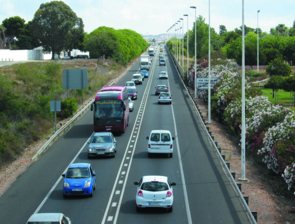 Tráfico en la carretera N-332 a su paso por Torrevieja, cuyo desdoblamiento reclaman PSOE y Sueña Torrevieja.