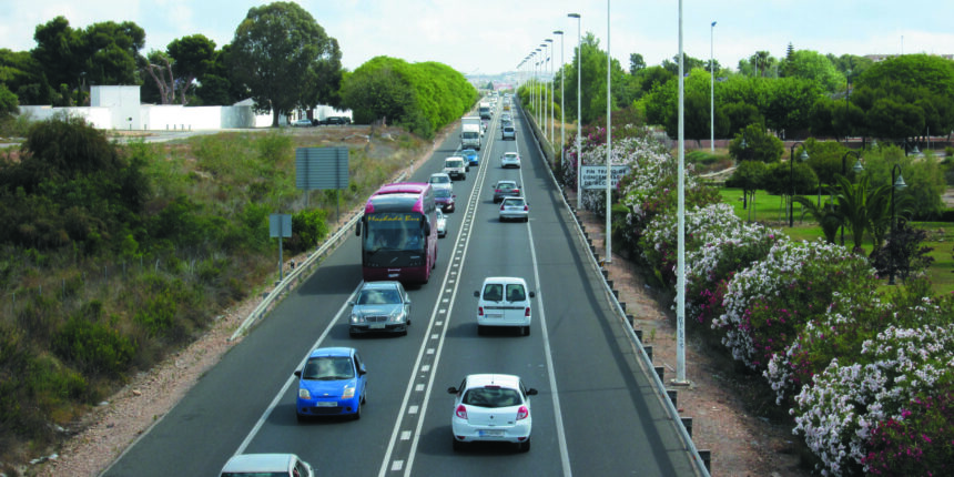 Tráfico en la carretera N-332 a su paso por Torrevieja, cuyo desdoblamiento reclaman PSOE y Sueña Torrevieja.