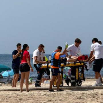 Socorristas y técnicos sanitarios atienden a un maniquí durante un simulacro de rescate por ahogamiento en la playa de Los Locos de Torrevieja.