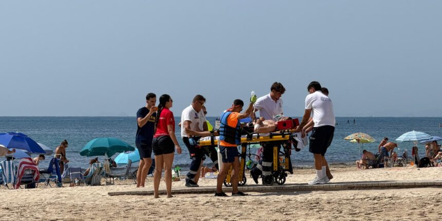 VA3477-simulacro-rescate-ahogamiento-playa-los-locos.jpg Socorristas y técnicos sanitarios atienden a un maniquí durante un simulacro de rescate por ahogamiento en la playa de Los Locos de Torrevieja.
