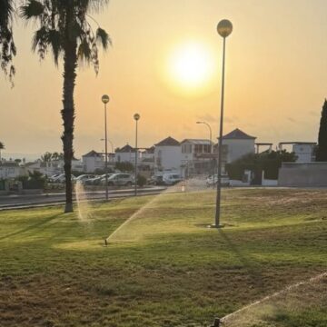 VA3475-mantenimiento-riego-los-altos-torrevieja.jpg Zona verde de Los Altos donde se realizan trabajos de mantenimiento del sistema de riego