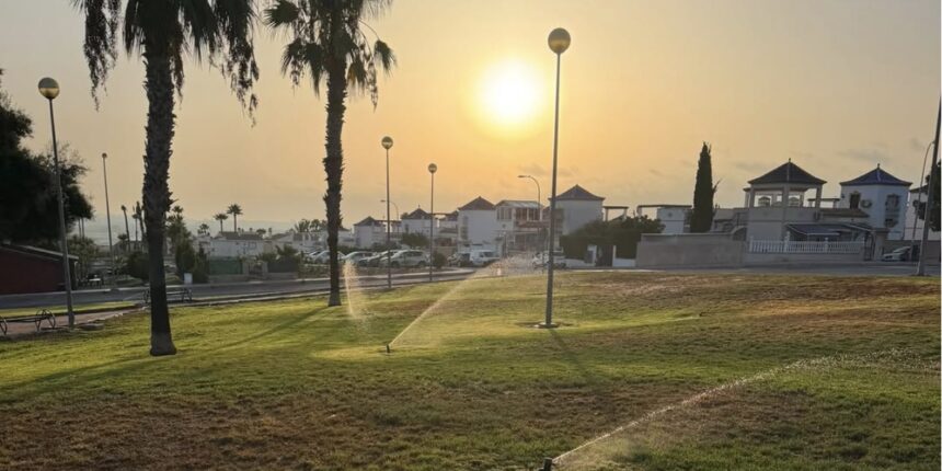 Zona verde de Los Altos donde se realizan trabajos de mantenimiento del sistema de riego