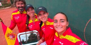Charo Esquiva y Emilio Viuda junto a la selección española femenina sub-18 de tenis