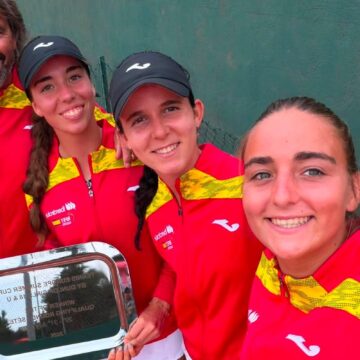 Charo Esquiva y Emilio Viuda junto a la selección española femenina sub-18 de tenis