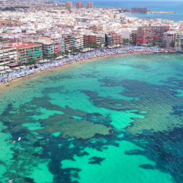 VA3475-tiempo-torrevieja-fin-semana-agosto-2026.jpg Vista aérea de la costa de Torrevieja durante el verano