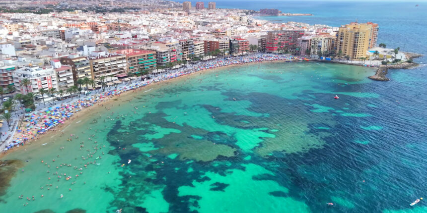 Vista aérea de la costa de Torrevieja durante el verano