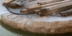 El agua del mar rodea el cantil recuperado del Muelle Mínguez de Torrevieja