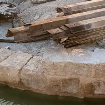 El agua del mar rodea el cantil recuperado del Muelle Mínguez de Torrevieja