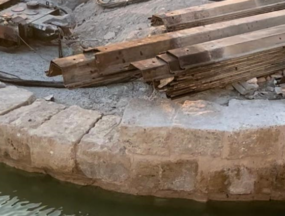 agua-muelle-minguez-torrevieja.jpg El agua del mar rodea el cantil recuperado del Muelle Mínguez de Torrevieja