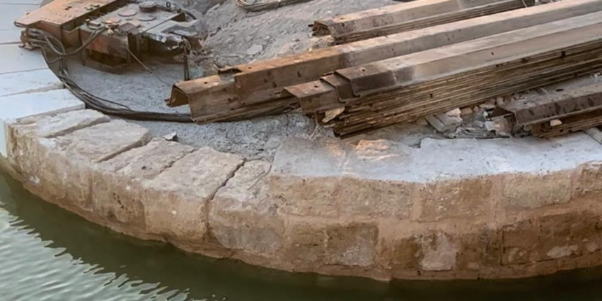 El agua del mar rodea el cantil recuperado del Muelle Mínguez de Torrevieja