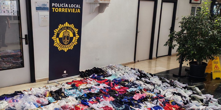 va3478-policia-local-torrevieja-productos-falsificados.jpg Productos falsificados incautados por la Policía Local de Torrevieja