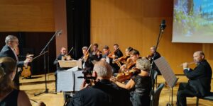Casanovas Orquesta durante el concierto «Sonrisas y lágrimas» en el Auditorio La Lonja de Orihuela.