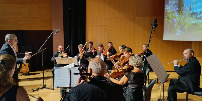 va-3482-casanovas-orquesta-sonrisas-lagrimas-orihuela.jpg Casanovas Orquesta durante el concierto «Sonrisas y lágrimas» en el Auditorio La Lonja de Orihuela.