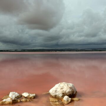 VA-3479-tiempo-laguna-rosa-torrevieja.jpg Laguna Rosa de Torrevieja bajo un cielo cubierto de nubes