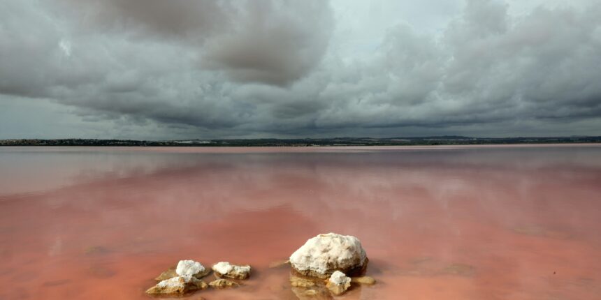 VA-3479-tiempo-laguna-rosa-torrevieja.jpg Laguna Rosa de Torrevieja bajo un cielo cubierto de nubes