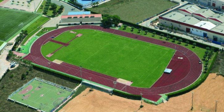 va-3482-pista-atletismo-ciudad-deportiva-torrevieja.jpg Pista de atletismo de la Ciudad Deportiva de Torrevieja donde se proyecta la remodelación de las gradas.