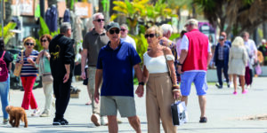 personas mayores andando por las calles de Torrevieja