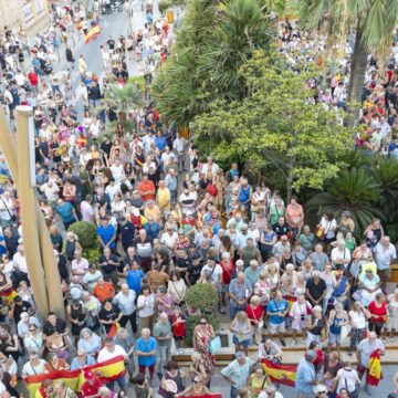 VA3479-concentracion-apoyo-ceuta-torrevieja.jpg Concentración multitudinaria en la Plaza de la Constitución de Torrevieja en apoyo a Ceuta.