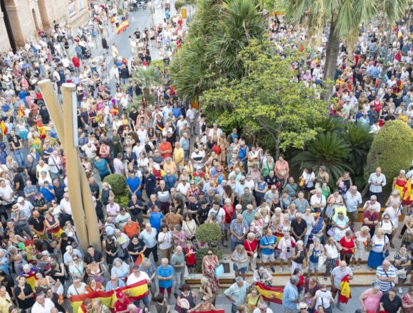 VA3479-concentracion-apoyo-ceuta-torrevieja.jpg Concentración multitudinaria en la Plaza de la Constitución de Torrevieja en apoyo a Ceuta.