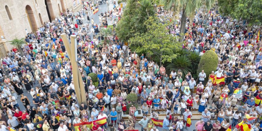 VA3479-concentracion-apoyo-ceuta-torrevieja.jpg Concentración multitudinaria en la Plaza de la Constitución de Torrevieja en apoyo a Ceuta.