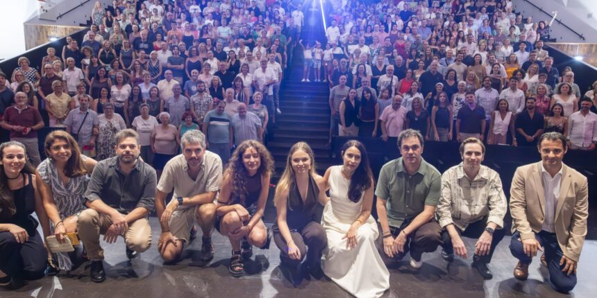 Foto de grupo en el escenario con el público al fondo durante el festival Torrevieja Audiovisual.