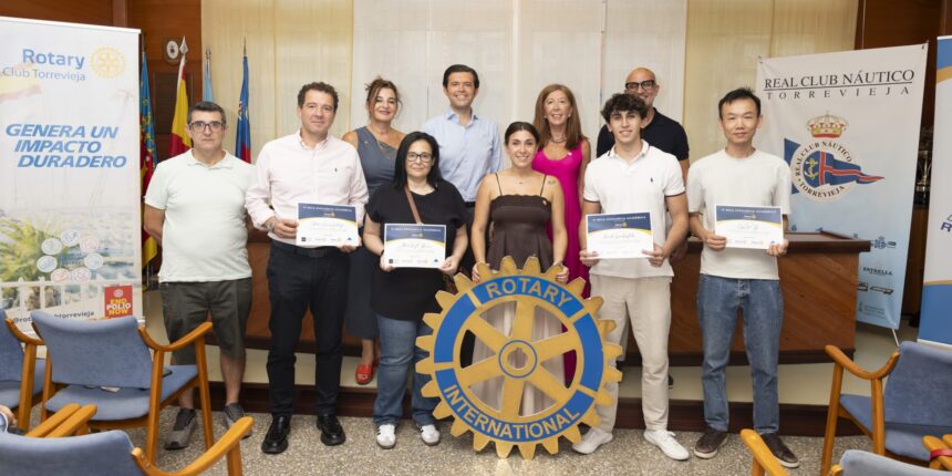 va-3480-entrega-becas-excelencia-academica-rotary-torrevieja.jpg Foto de grupo con diplomas en la entrega de becas a la excelencia académica del Rotary Club Torrevieja.