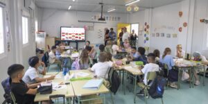 Alumnos y responsables educativos durante el inicio del curso escolar 2026/2027 en Torrevieja.