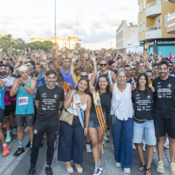 VA-3481-5k-nocturno-torrevieja.jpg Corredores durante el 5K Nocturno Puerto Torrevieja-Salinas de Torrevieja.