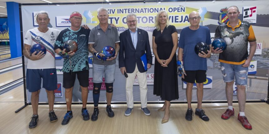 VA-3481-open-internacional-bowling-torrevieja.jpg Participantes del Open Internacional de Bowling Ciudad de Torrevieja en Ozone Bowling.