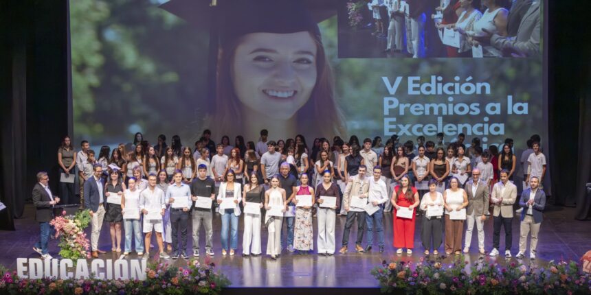 va-3482-premios-excelencia-academica-torrevieja.jpg Estudiantes premiados en la V Edición de los Premios a la Excelencia Académica Ciudad de Torrevieja.