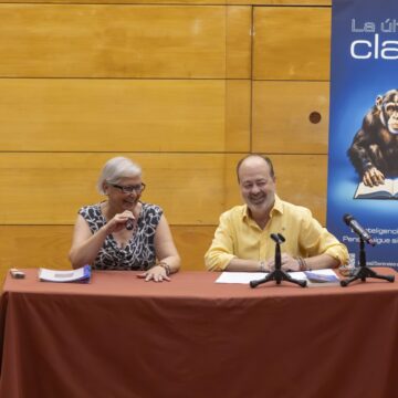 va-3482-mari-carmen-lavesa-la-ultima-clase.jpg Mari Carmen Lavesa durante la presentación de su libro «La última clase» en Torrevieja.
