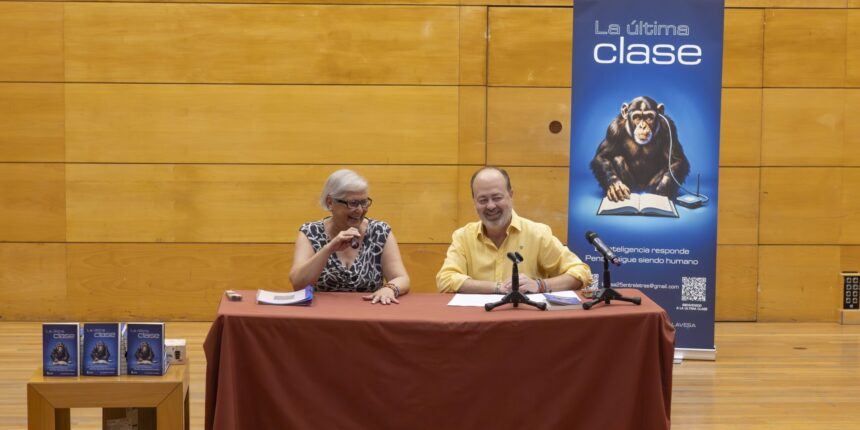va-3482-mari-carmen-lavesa-la-ultima-clase.jpg Mari Carmen Lavesa durante la presentación de su libro «La última clase» en Torrevieja.