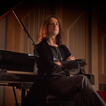 VA-3481-misha-dacic-piano-torrevieja.jpg Misha Dacić durante su recital de piano en el Auditorio Internacional de Torrevieja.