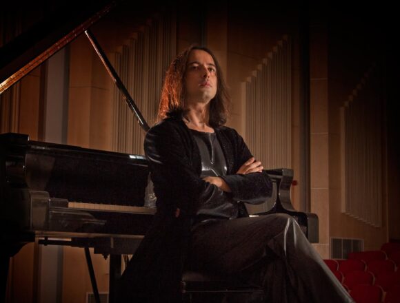 VA-3481-misha-dacic-piano-torrevieja.jpg Misha Dacić durante su recital de piano en el Auditorio Internacional de Torrevieja.