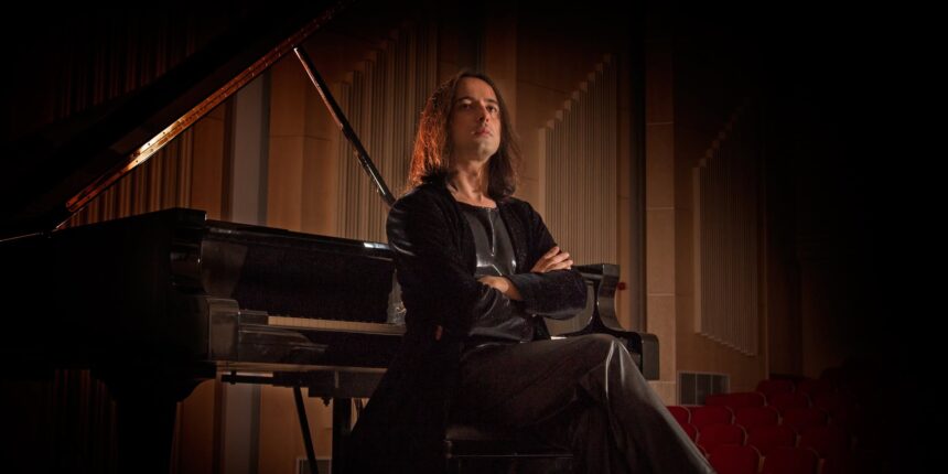 VA-3481-misha-dacic-piano-torrevieja.jpg Misha Dacić durante su recital de piano en el Auditorio Internacional de Torrevieja.